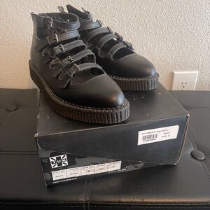 T.U.K. Women’s strapped creeper flat size 8